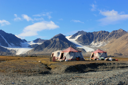 Установка лагеря на берегу Решерш-фиорда