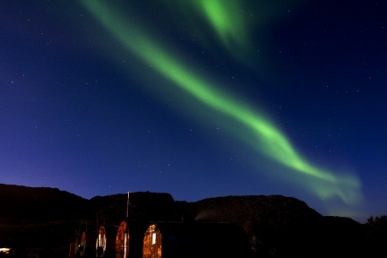 СЕВЕРНОЕ СИЯНИЕ НАД ПОСЕЛКОМ ГЕОФИЗИКОВ.