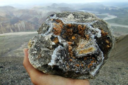 ЛИТОФИЗА С КВАРЦЕМ И ГЕЙЛАНДИТОМ