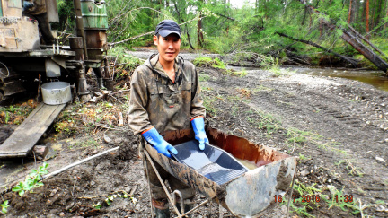 Промывальщик за работой. Якутия